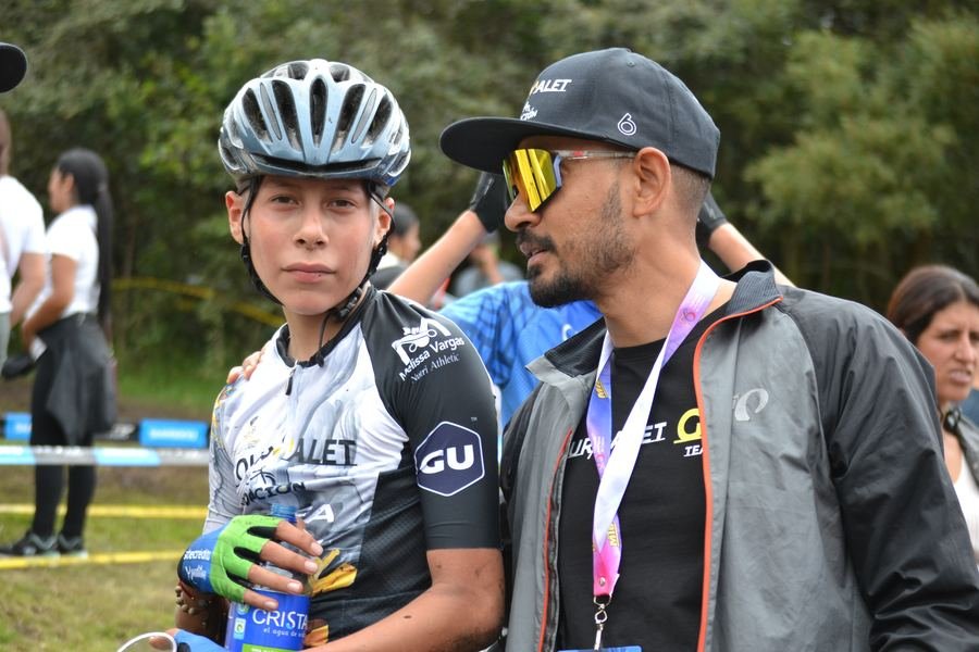 Entrenador de Fundacion Tourmalet con atleta en competencia