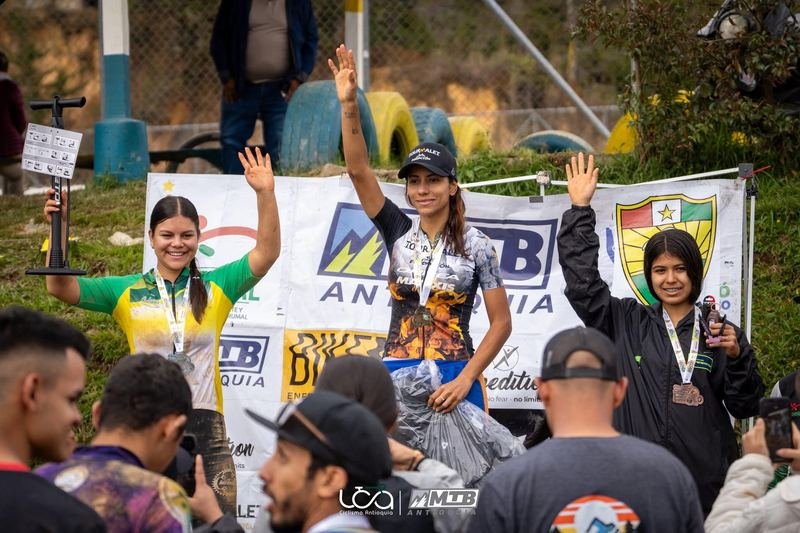 Atleta femenina de Fundacion Tourmalet en el podio de mountain bike