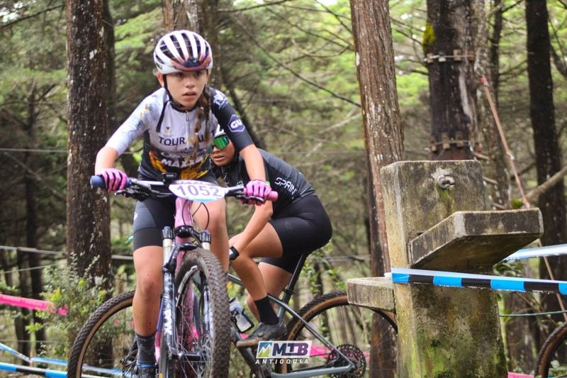 Ciclista joven de Tourmalet en pista de mountain bike Antioquia