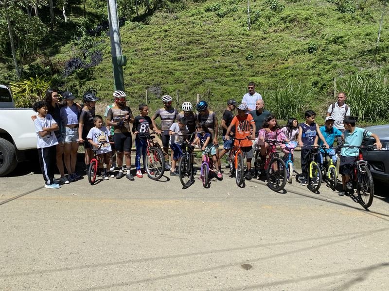 Actividad social de Fundacion Tourmalet con ninos en comunidad rural