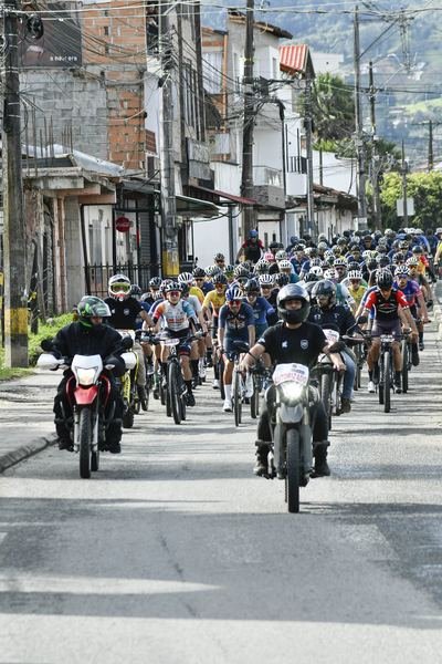 Peloton de ciclistas Tourmalet en competencia oficial